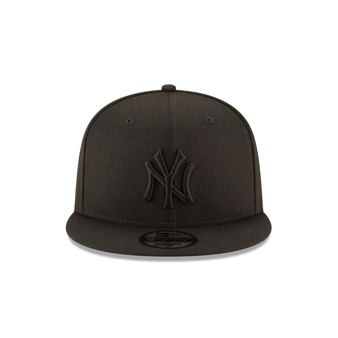 New Era New York Yankees Black on Black 9FIFTY Snapback Hat - View 4